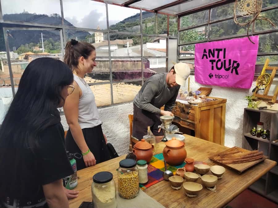 Anti tour Medellin - La Alpujarra to Parque de las Luces: When a Market Becomes Lighting Fixtures
