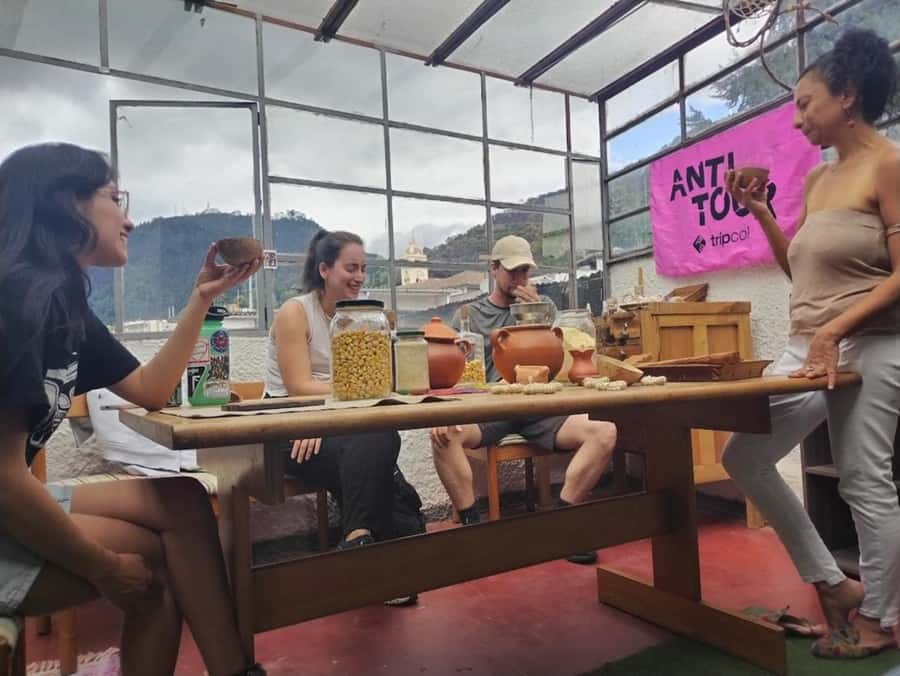 Anti tour Medellin - El Hueco Centro Comercial: Everyday Noise Meets Old Fragments