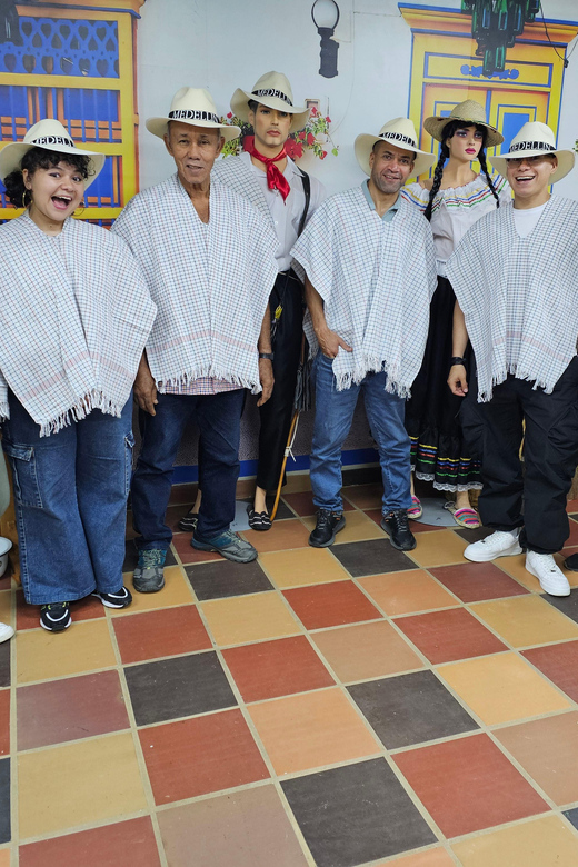 Coffee Experience with roasting show in Comuna 13 - Languages, timing, and what to pair it with in Comuna 13