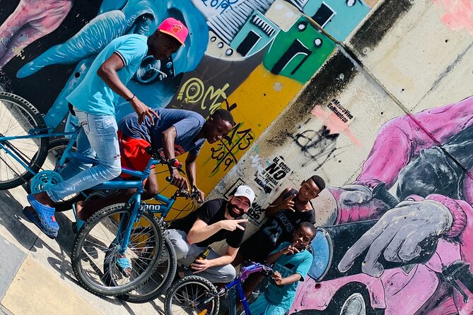 Commune 13, Graffitour street food. History.All inclusive - Guides that teach you how to read graffiti (not just look at it)