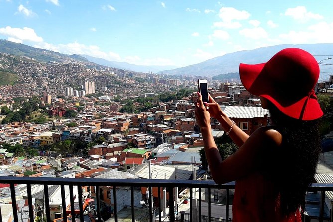 Complete Pack: Pablo Escobar Tour and Comuna 13 - Downtown Passes: Government Buildings and Getting Your Bearings Fast