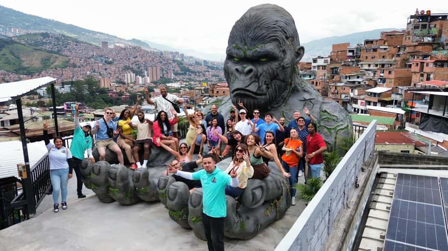 Complete Tour in Comuna 13: Graffiti, History and Street Delights - Where Comuna 13 Starts: San Javier Metro, Line B, and the Green Umbrella