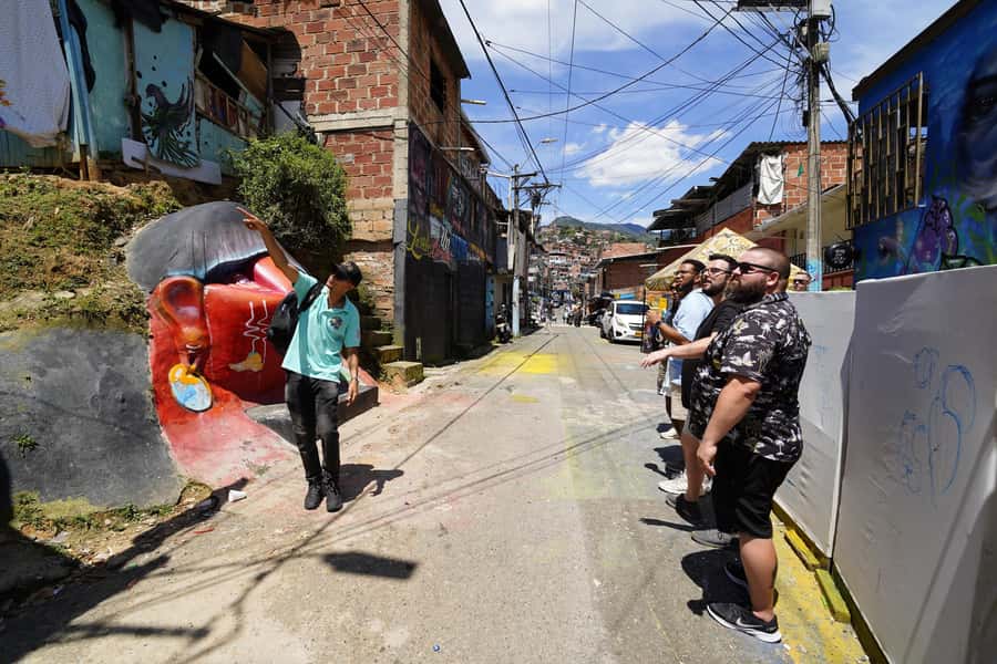 Complete Tour in Comuna 13: Graffiti, History and Street Delights - Galleries, Shows, and Local Entrepreneurship: The Part That’s Not Just a Photo Op
