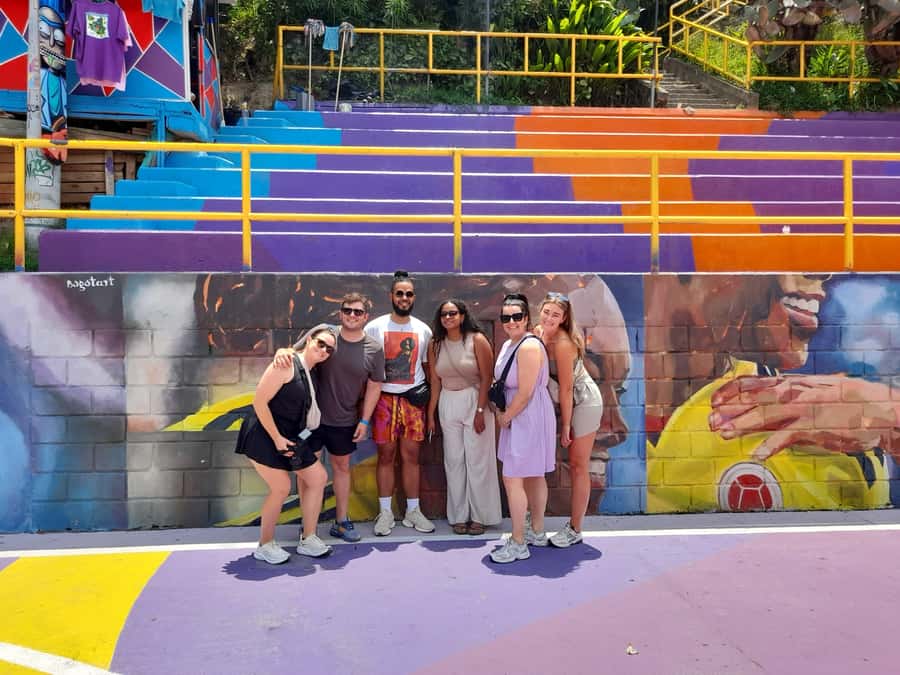 Comuna 13: Graffiti tour & Street Food/drink with telesferic - Metro and Scenic Stops: The City Before the Murals