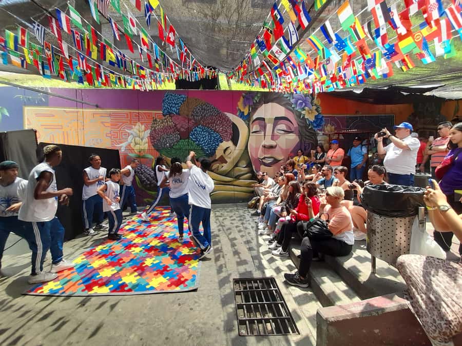 Comuna 13: Graffiti tour & Street Food/drink with telesferic - Street Dance Show: Music Used for Change