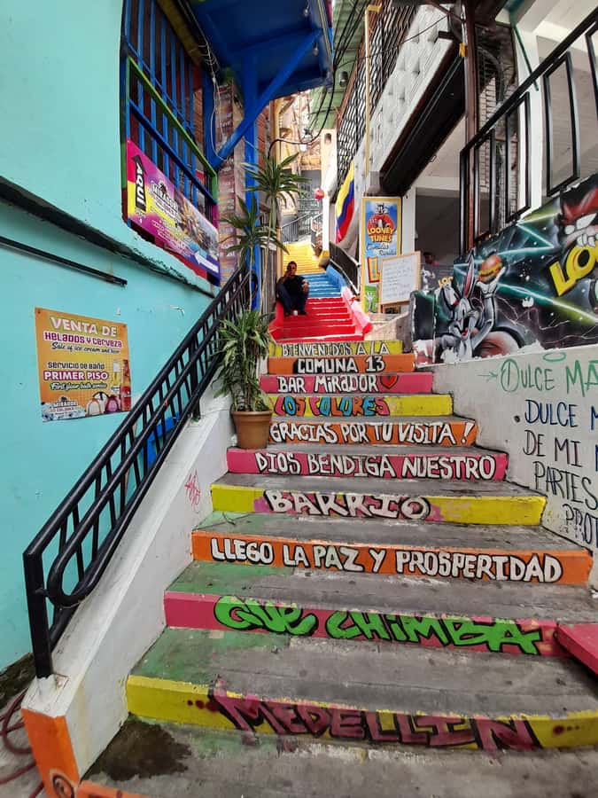 Comuna 13: Graffiti tour & Street Food/drink with telesferic - Guided Graffiti Walk: One Hour That Makes the Walls Make Sense