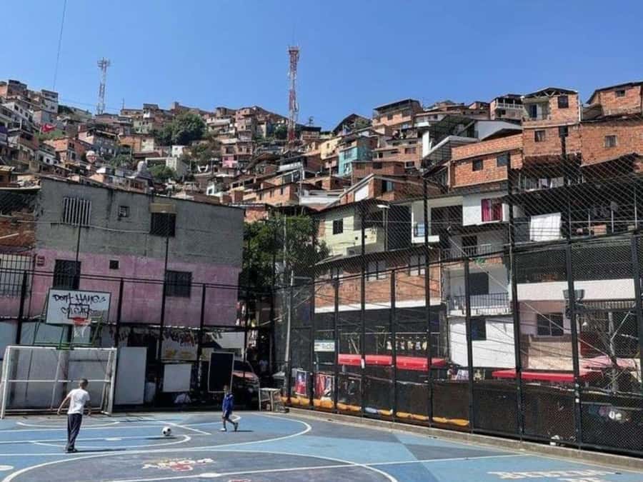 Comuna 13: Recorrido de Arte Urbano, Cultura y Resiliencia - Local café stop: coffee start, quick orientation, and shopping time