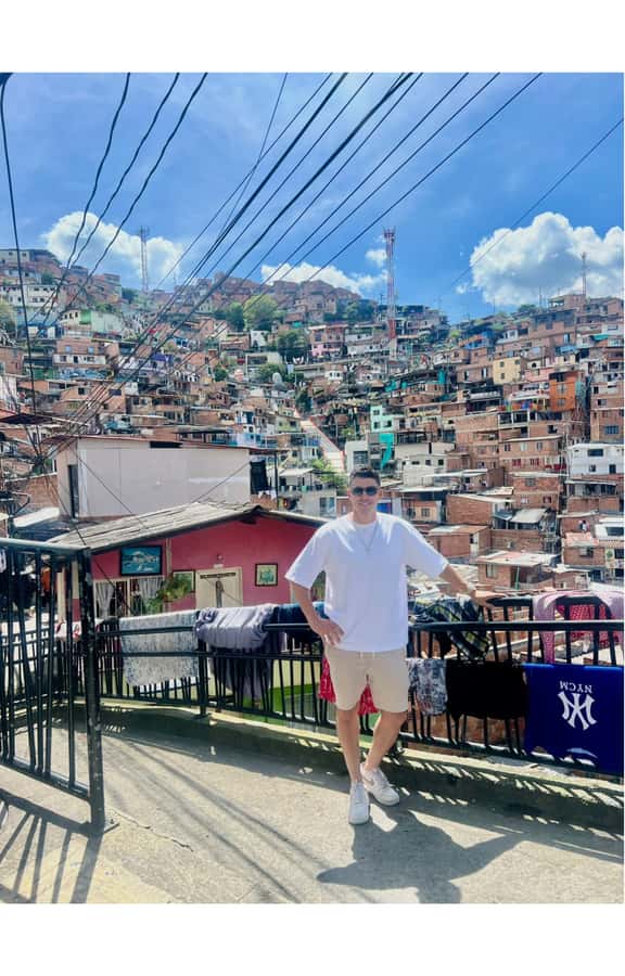 Comuna 13: Recorrido de Arte Urbano, Cultura y Resiliencia - The escalators and pedestrian viaduct: why the infrastructure is part of the story