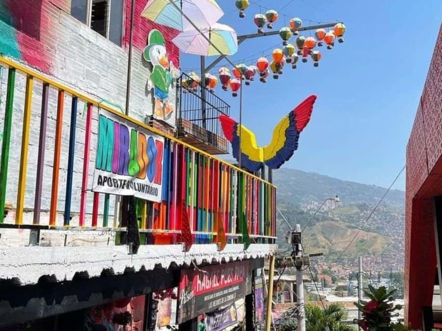 Comuna 13: Recorrido de Arte Urbano, Cultura y Resiliencia - Meeting point, timing, and what the first 20 minutes do