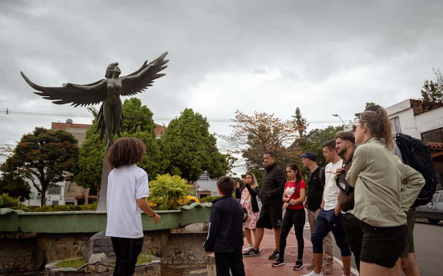 From Medellin: Guatape El Peñol with boat + gastronomic tour - La Piedra del Peñol: guided views, tunnel context, and the climb choice