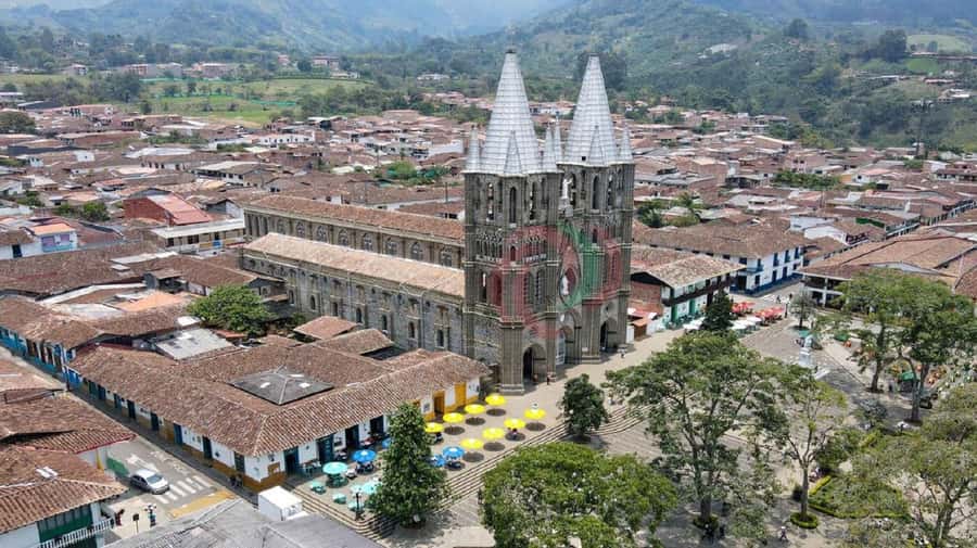 From Medellín: Jardín, Andes, and Hispania Day Trip - Los Andes: coffee culture explained near the main square