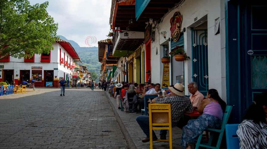 From Medellín: Jardín, Andes, and Hispania Day Trip - Macanas coffee shop: the aroma-and-flavor stop that makes the day click
