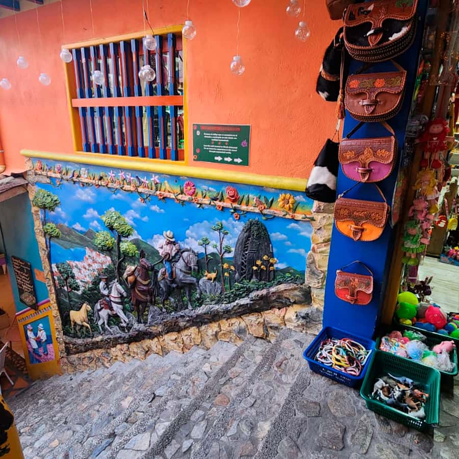 Guatapé & Peñol Rock Day Group Tour - Guatapé town: painted details and real walking time