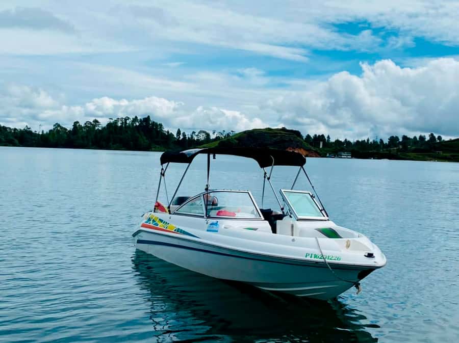 Luxury boat ride - Guatapé - Peñol stone and reservoir views that actually help you understand Guatapé