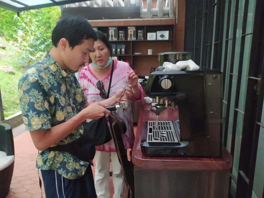 Medellin: Avoeden Café Coffee Brewing Workshop - Avoeden Café in El Poblado: Meeting Point and the Small-Group Advantage
