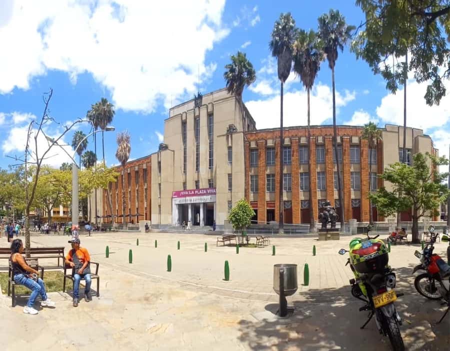 Medellín City Tour and Comuna 13 Experience - Parque de los Pies Descalzos: a calm reset with guided context