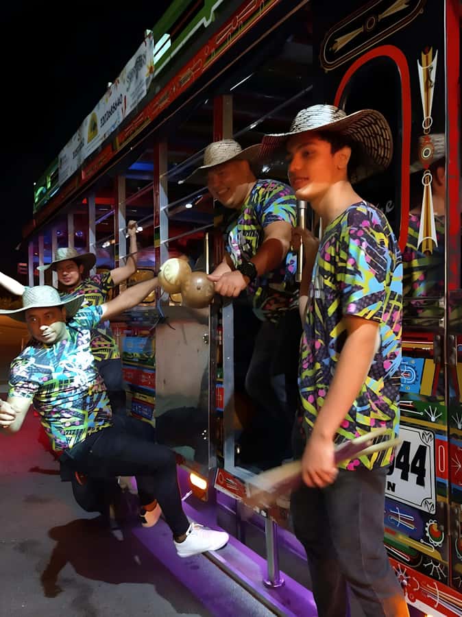 MEDELLIN: CITY TOUR CITY NIGHT TOUR + OPEN BAR - Guide and group energy: how to make the night feel worth it