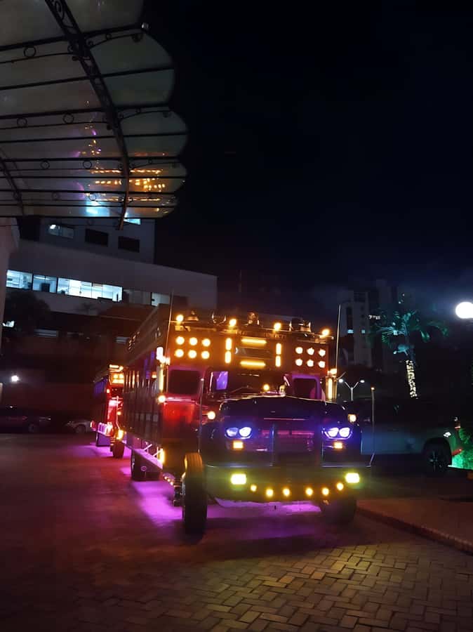 MEDELLIN: CITY TOUR CITY NIGHT TOUR + OPEN BAR - Golden Mile and Provenza: the tour’s nightlife finale in stylish areas