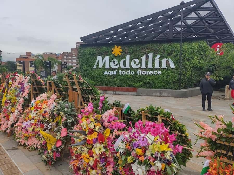 MEDELLIN: CITY TOUR MEDELLIN + GRAFFITOUR COMUNA 13 - Barefoot Park and Parques del Río: Green breaks without feeling like a detour