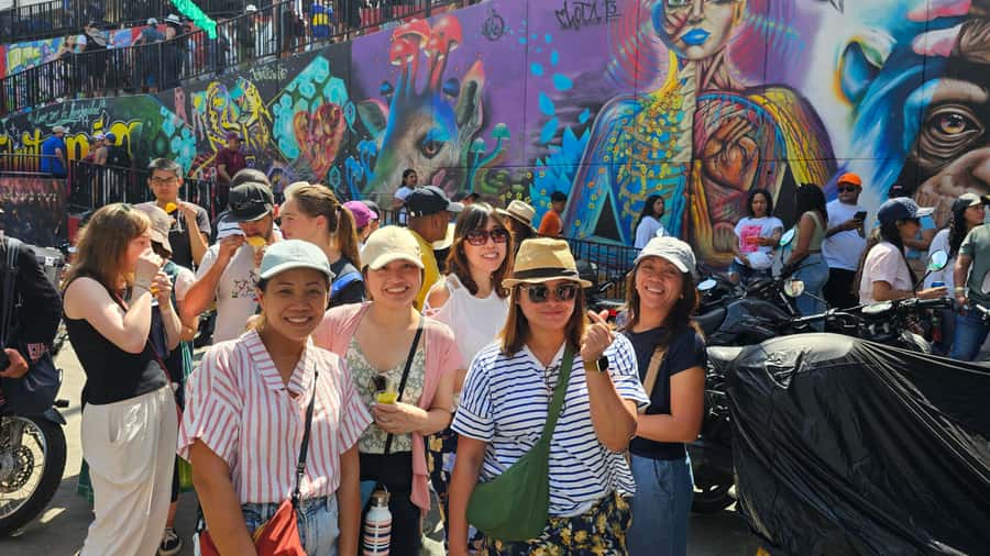 Medellín: Comuna 13 and Graffiti Guided Tour with a Local - Where the tour starts: San Javier, the right exit, and the green umbrella