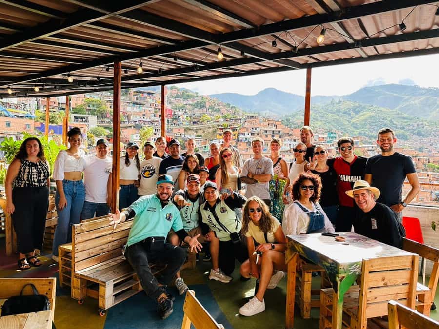 Medellín: Comuna 13 and Graffiti Guided Tour with a Local - Photo stop and first walk (about 25 minutes): learning how to look