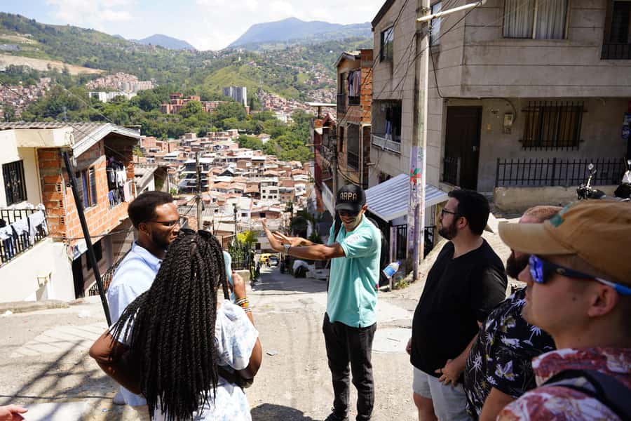 Medellín: Comuna 13 and Graffiti Guided Tour with a Local - The self-guided art time (about 20 minutes): you control the camera and the pace