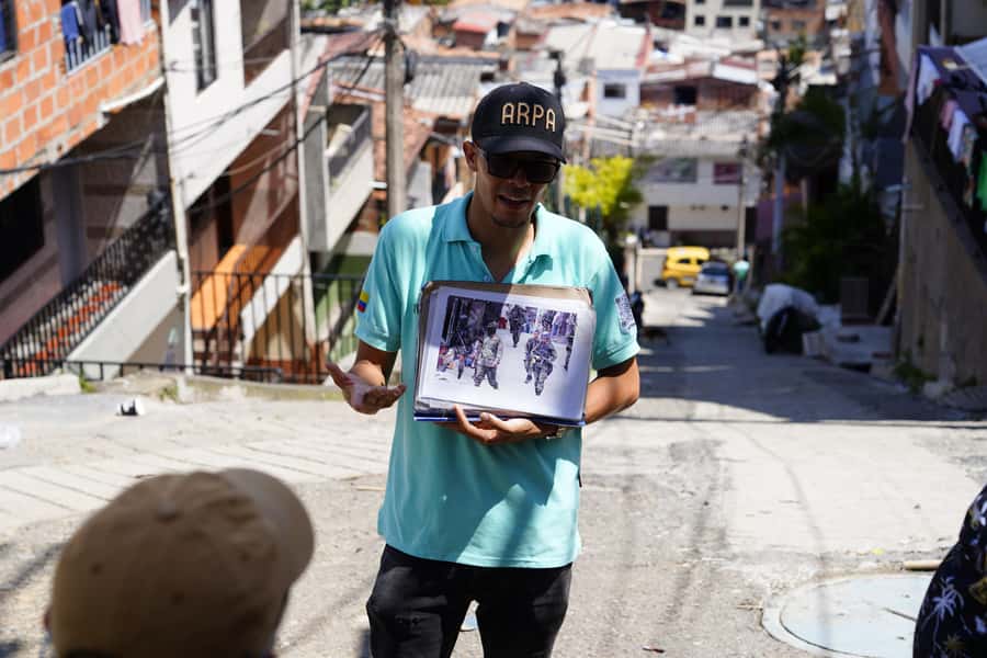 Medellín: Comuna 13 and Graffiti Guided Tour with a Local - Finish at 20 de julio: what you gain by ending where the route naturally lands