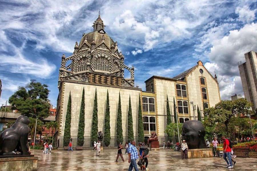 Medellín: Comuna 13, Cable Cars and Botero Statues Tour - El Centro first: Botero Plaza’s 23 sculptures and the old-city walking route