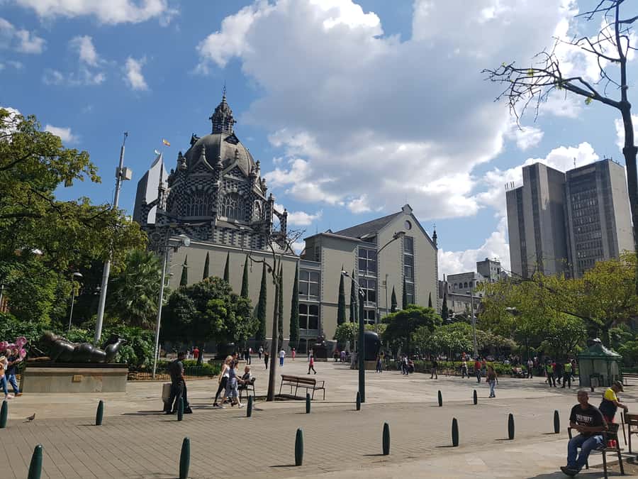 Medellín: Comuna 13, Cable Cars and Botero Statues Tour - Price and value: what $89 covers and what you still need to budget for