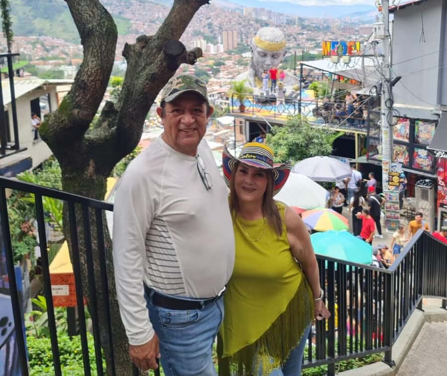 Medellín: Comuna 13 District Tour with Cable Car Ride - The bus hop into Comuna 13: short ride, big shift in atmosphere