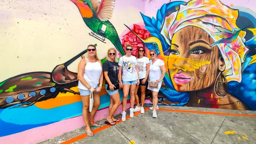 Medellin: Comuna 13 Graffiti Tour, Cable Car & Street Food - Getting There Like a Local: Metro, Metrocable, Bus