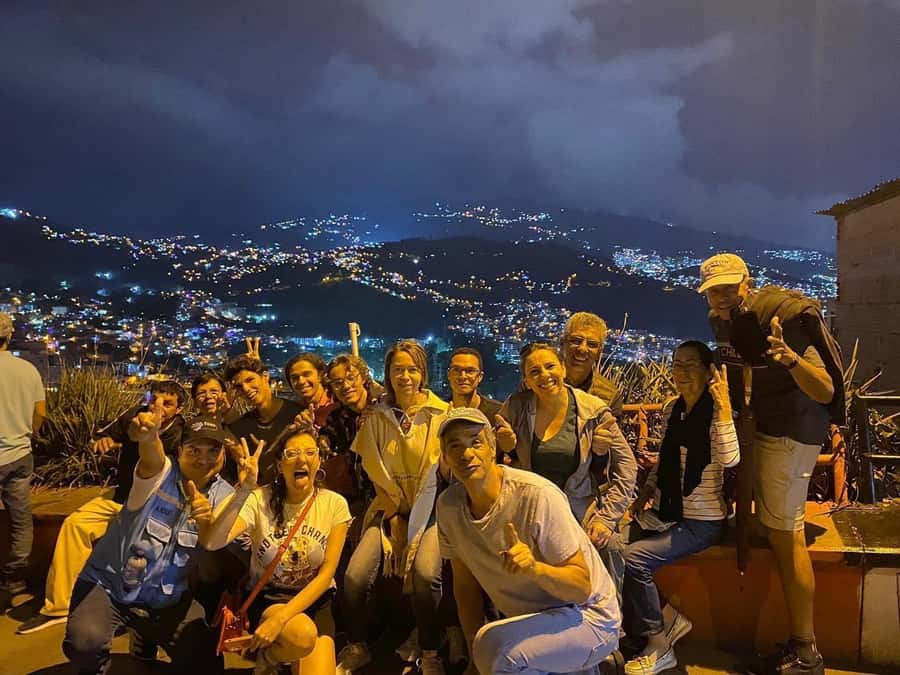 Medellín: Comuna 13 (Graffitour) Discover the Transformation - Before you climb: meeting point, safety briefing, and what to wear