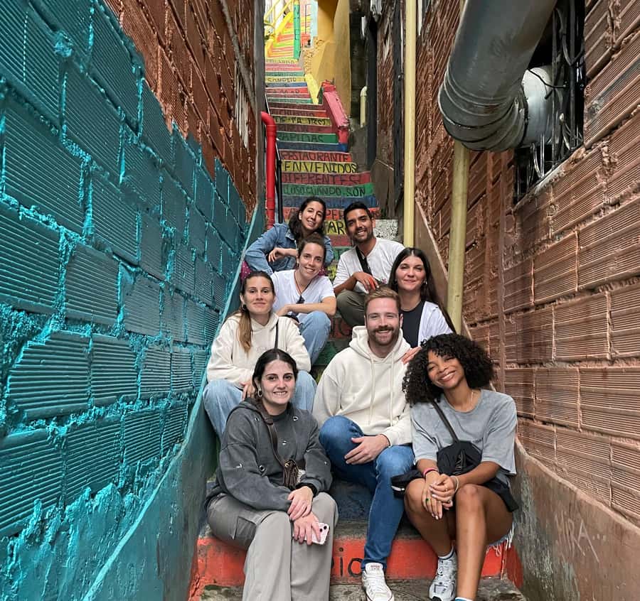Medellín: Comuna 13 (Graffitour) Discover the Transformation - Linea 4 stop: photo moments and a street show that wakes up the route