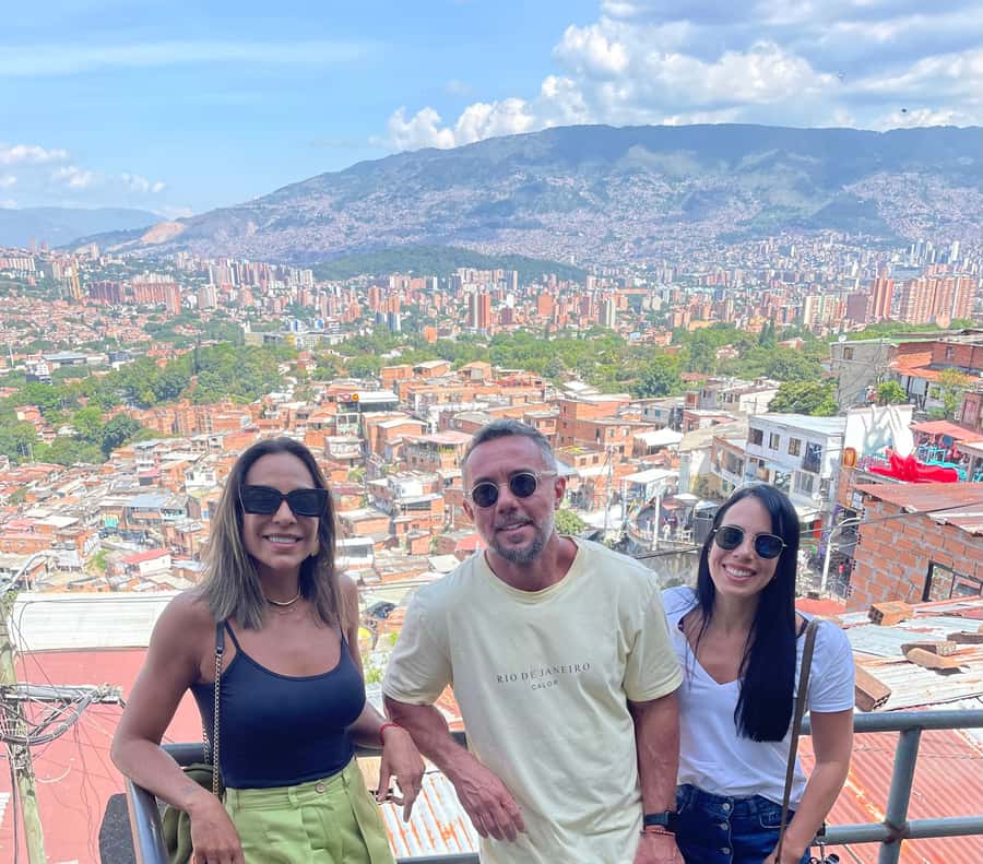 Medellín: Comuna 13 (Graffitour) Discover the Transformation - The artist performance zone and hands-on graffiti with spray