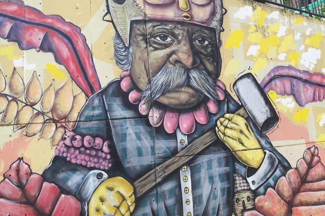 Medellín & Comuna 13 Private Tour - Stop 2: electric escalators, street art, and quick local browsing