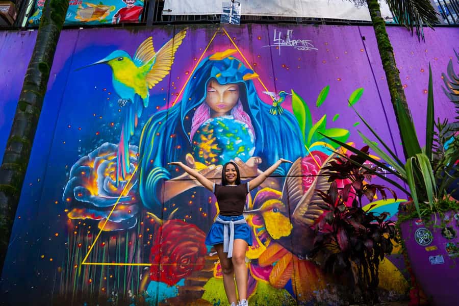 Medellín: Comuna 13 Tour with Snacks And Your Own Graffiti - Why Comuna 13 feels like a story you can walk through