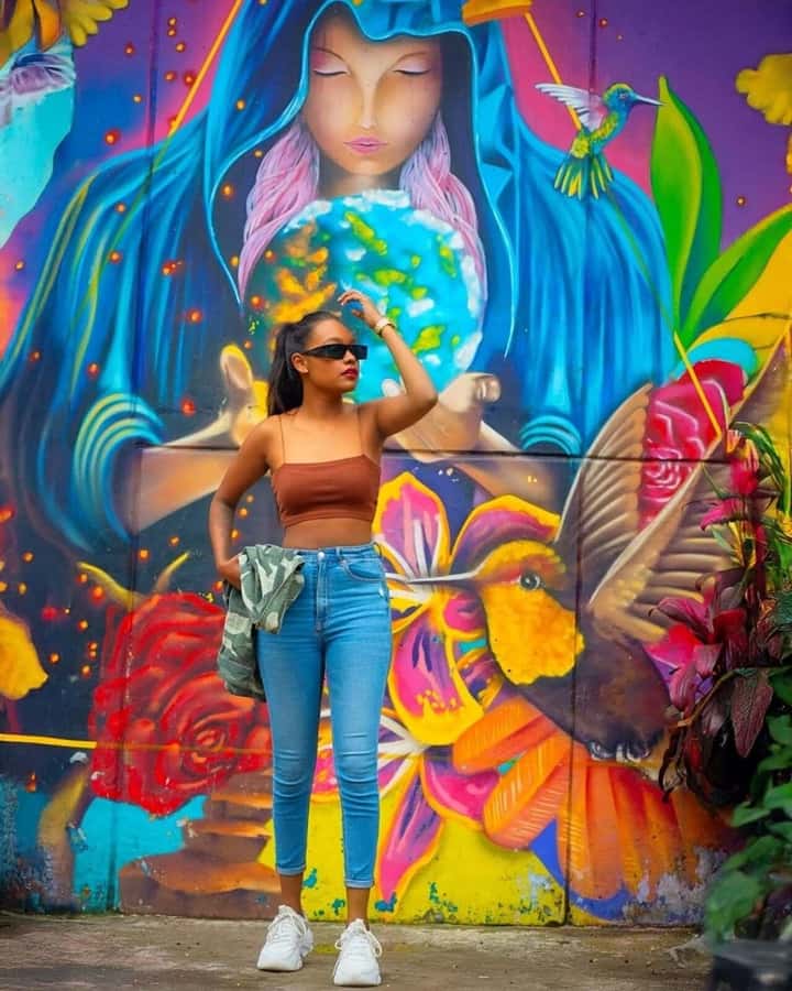 Medellín: Comuna 13 Tour with Snacks And Your Own Graffiti - The live breakdance stop: culture in the middle of the route