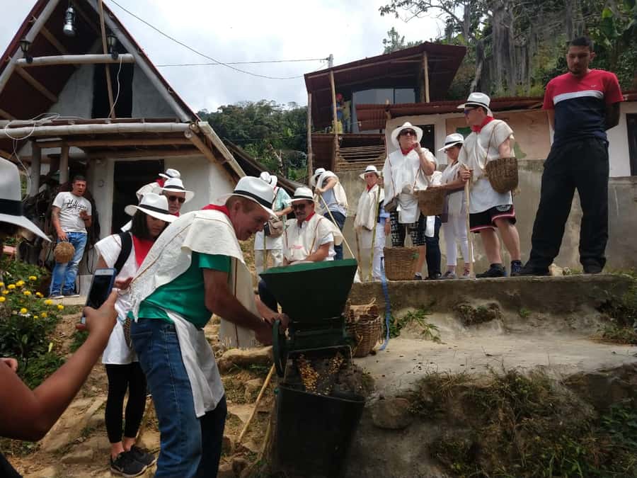Medellín: Guatape Village with Coffee and Fruit Tasting Tour - Getting there from Medellín: the 90-minute ride and how to use it