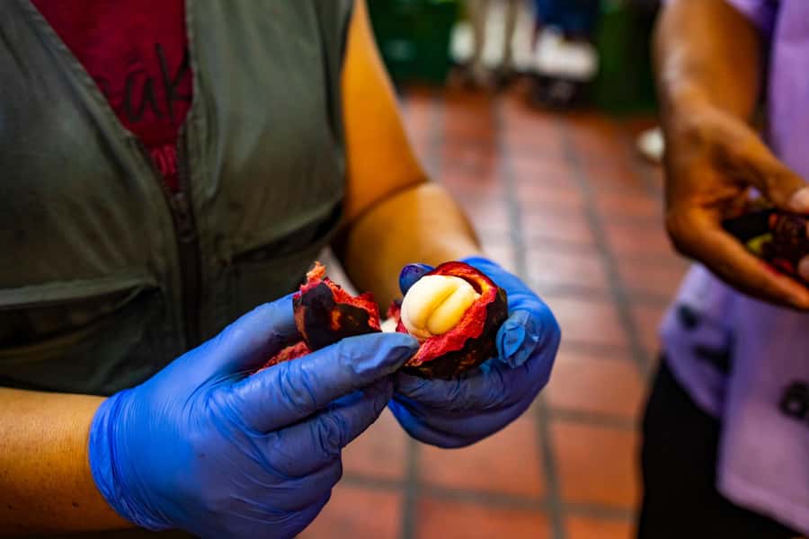 Medellín Multi-sensory Tour in the market, +15 Exotic Fruits - Juice, Extra Samples, and Taking Notes for Later