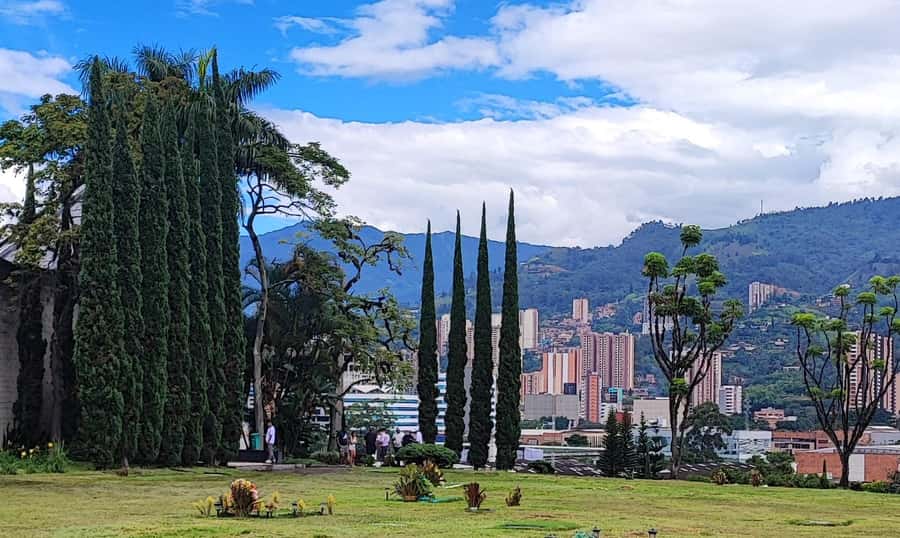 Medellín: Pablo Escobar Historical Tour Complete Experience - Los Olivos neighborhood: the part people argue about