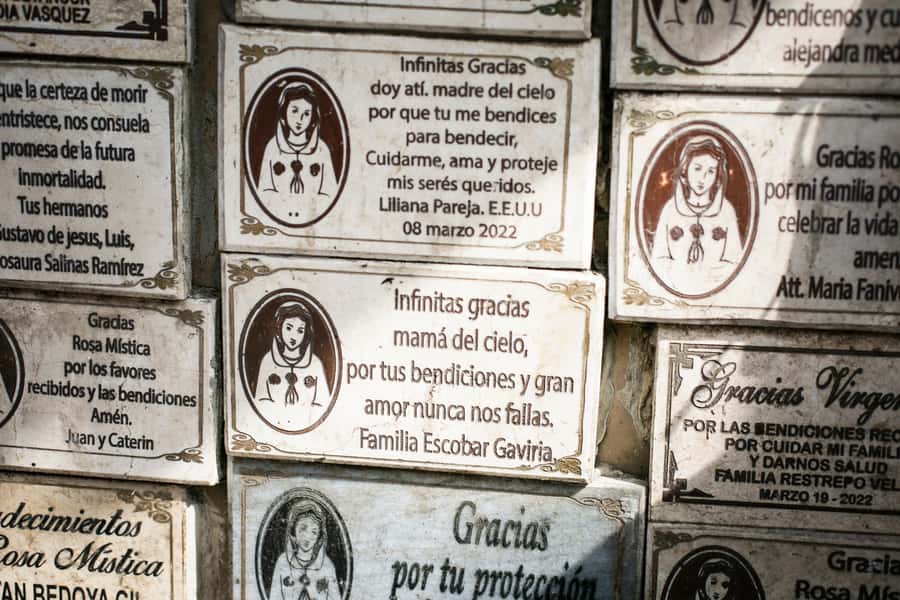 Medellín: Pablo Escobar Tour incl. museum & transportation - Guatapé photo stop: using color as a mental reset