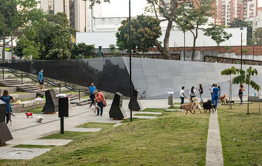 Medellín: Pablo Escobar Tour with beer included - How Guides Turn a Cartel Tour Into Something You’ll Remember