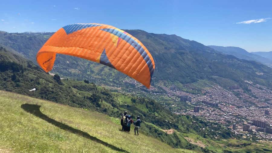 Medellín Paragliding - Go Pro Included - Getting set up on arrival: registration and the guide’s job