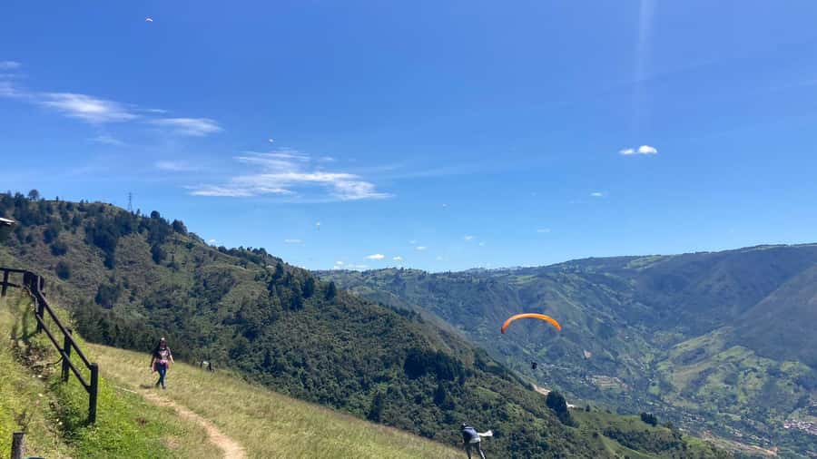 Medellín Paragliding - Go Pro Included - The paragliding flight itself: pilots, safety, and timing you can plan around