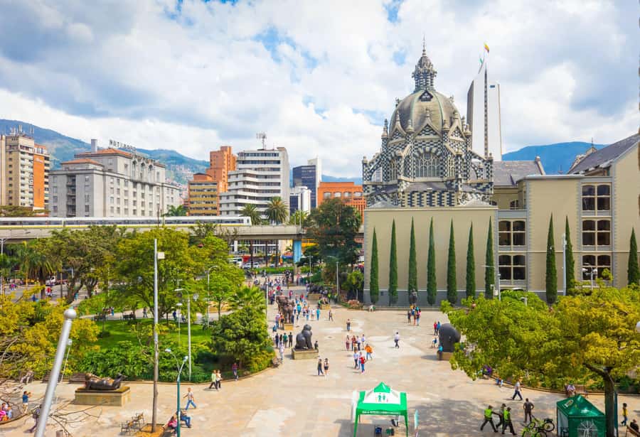 Medellín: Private City Tour with Metrocable and Comuna 13 - First Stop: Parques del Río and Getting Oriented