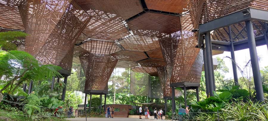 Medellín: Private City Tour with Metrocable and Comuna 13 - Walking Parques Del Río and the Artful Bridge Back to the City