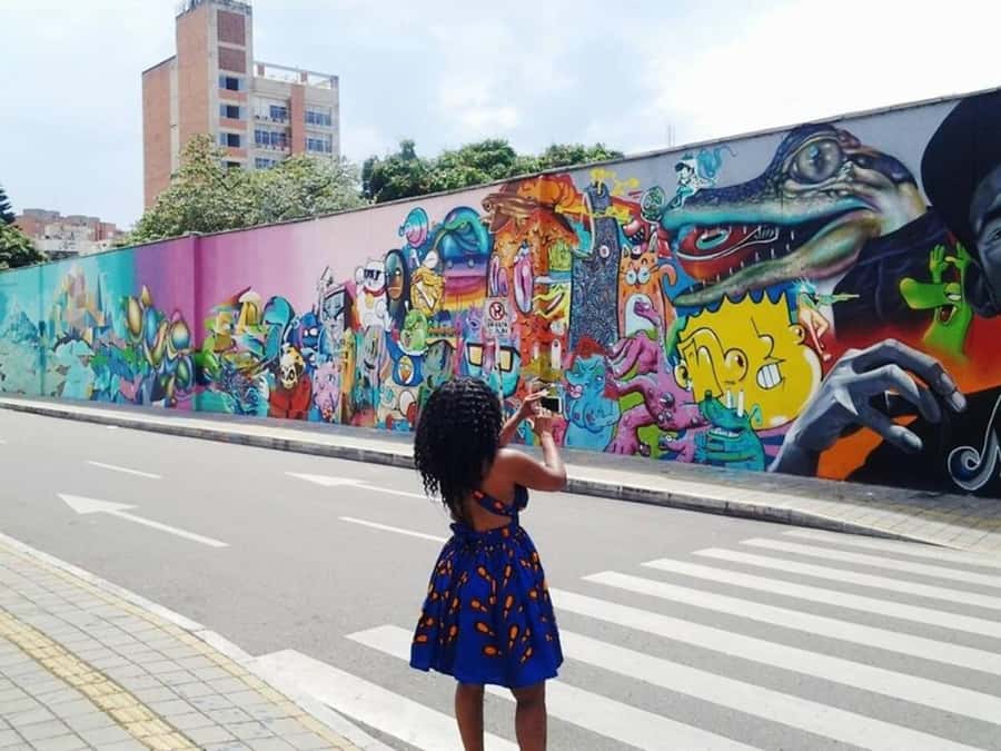Medellín: Private Comuna 13 Street Art Tour - Downtown Medellín: the murals that explain the city’s turning point