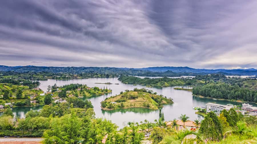 Medellín: Private Guatapé Tour w/ Breakfast, Lunch & Cruise - One-Hour Reservoir Cruise to Zócalos, Music Included