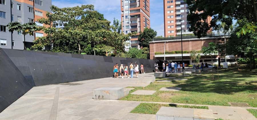Medellín: Private Pablo Escobar and Comuna 13 Tour - Your best strategy: how to get value from every stop