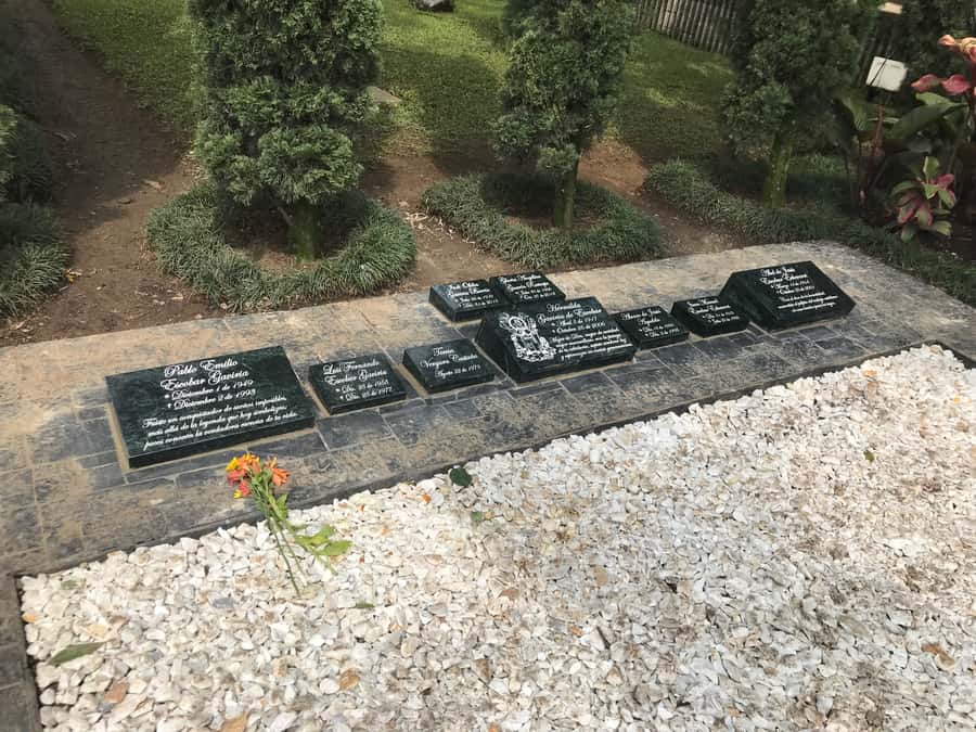 Medellín: Private Pablo Escobar Tour with Cable Car Ride - Montesacro Cemetery and the sobering side of the story